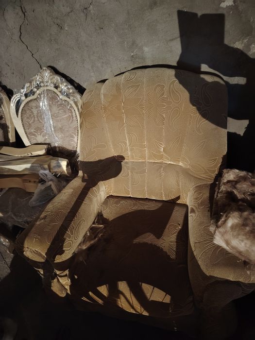 Два кресла цвет коричневый цена 1500