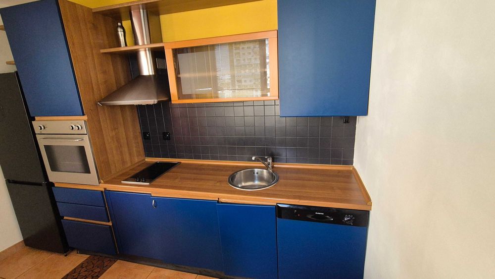 Италианска масивна кухня с уреди и остров – отлично състояние