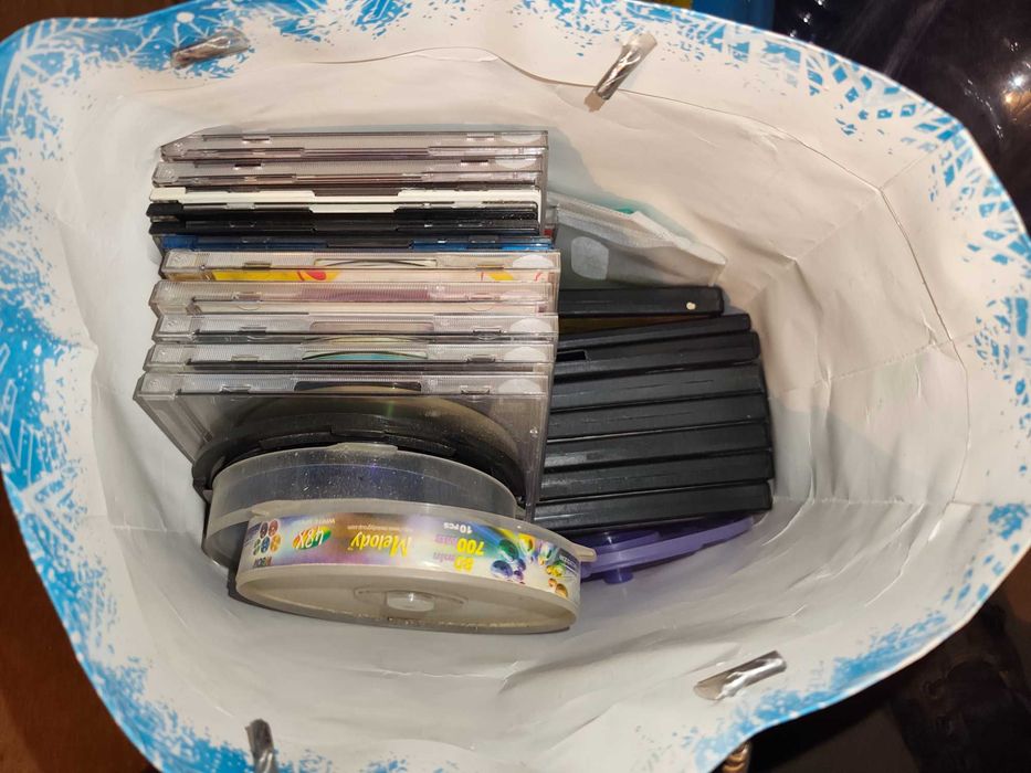 набор CD/DVD дисков и кассет станция метро Москва
