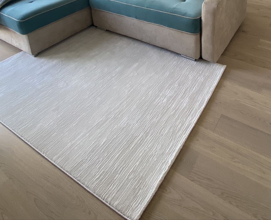 Бял килим Пенелопе на черти от Камко