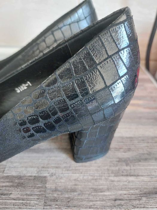 Нови елегантни обувки на дебел ток номер 40