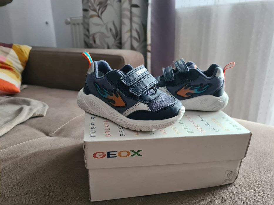 Adidasi Geox marime 22+ bonus papucei apa