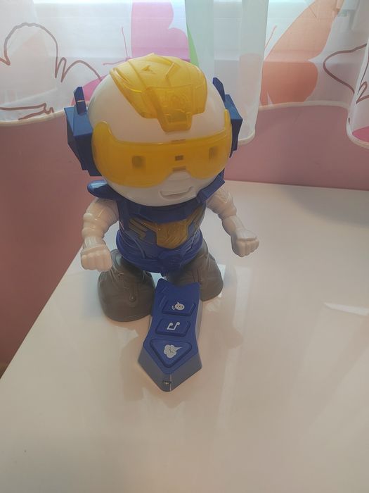 ChatiBOT Бъбривият пръцкащ робот
