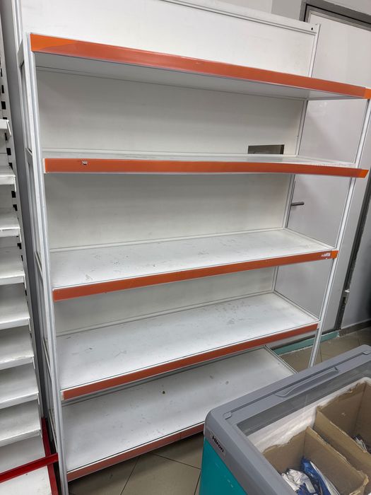 Метални стелажи за магазин