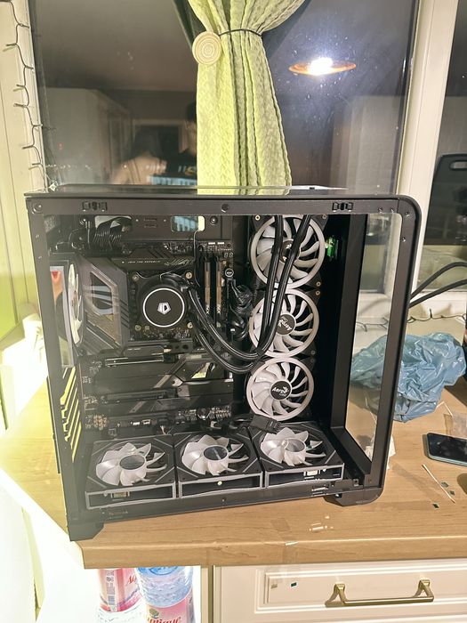 Pc gaming cu I7 13700K RTX 4070 S Eagle OC