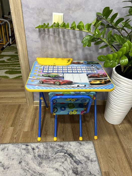 Столик со стулом