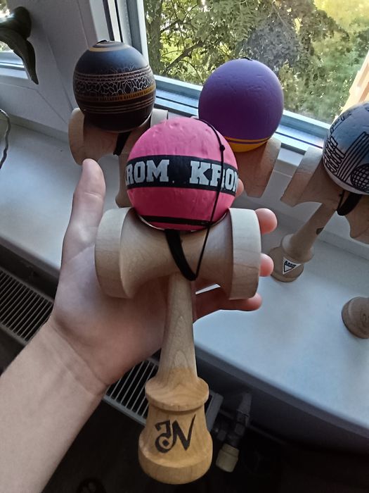 Kendama krom-Ken vilau, tama strogo roz