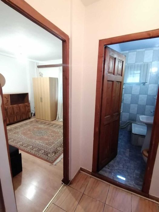 Inchiriez o camera cu baie proprie