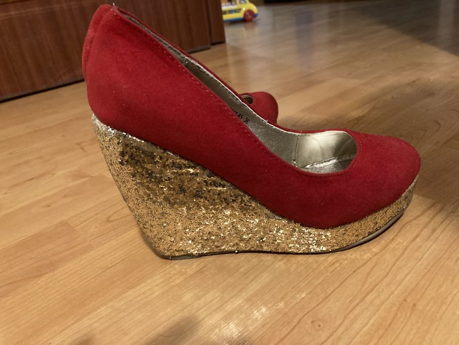 Pantofi rosii cu talpa aurie, platforme, 36