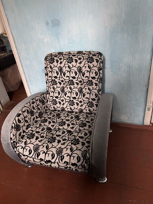 Два одиннаковых кресла