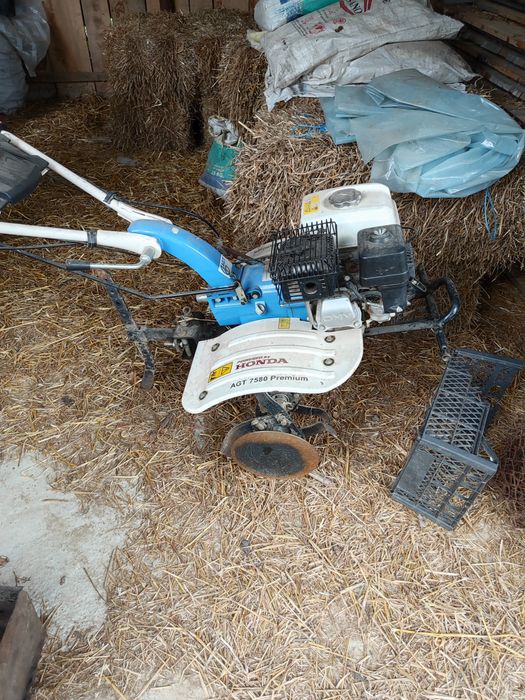 De vânzare motocultorcu motor Honda și  Tocător de crengi Ruris  ambele in stare bună de functionaren