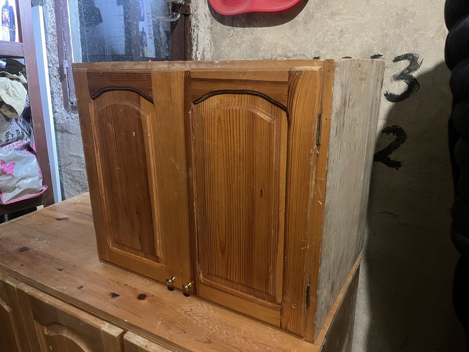 Шкаф от естествено дърво (чам)