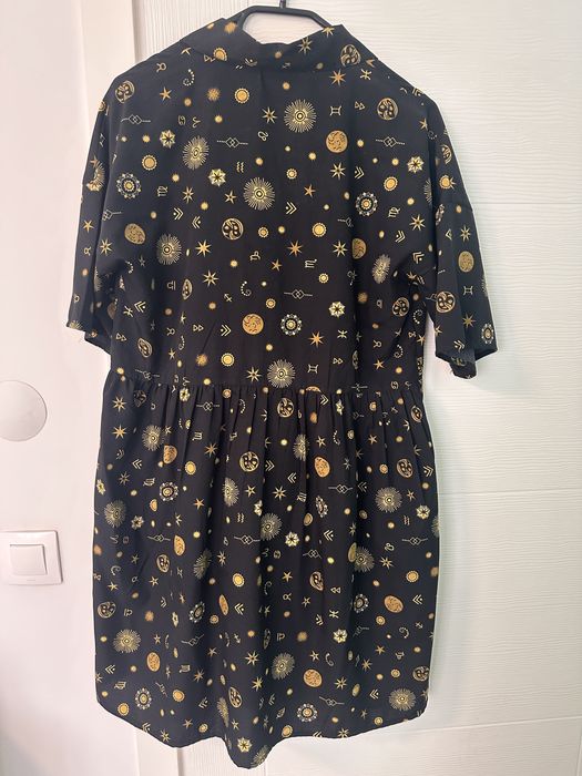 Къса рокля над коляно с къс ръкав