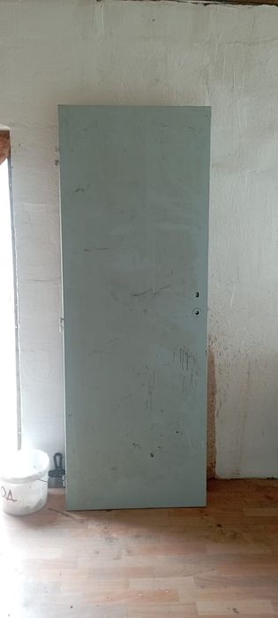 Продает двери разного вида,  разного размера