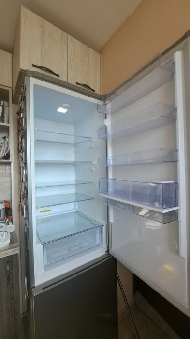 Продавам хладилник с фризер Beko перфектен без забележки.