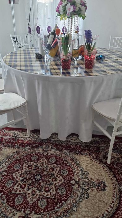 Masa rotundă de eveniment sau curte