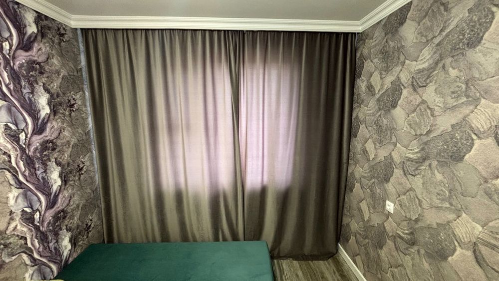 Шторы и диван Новасити