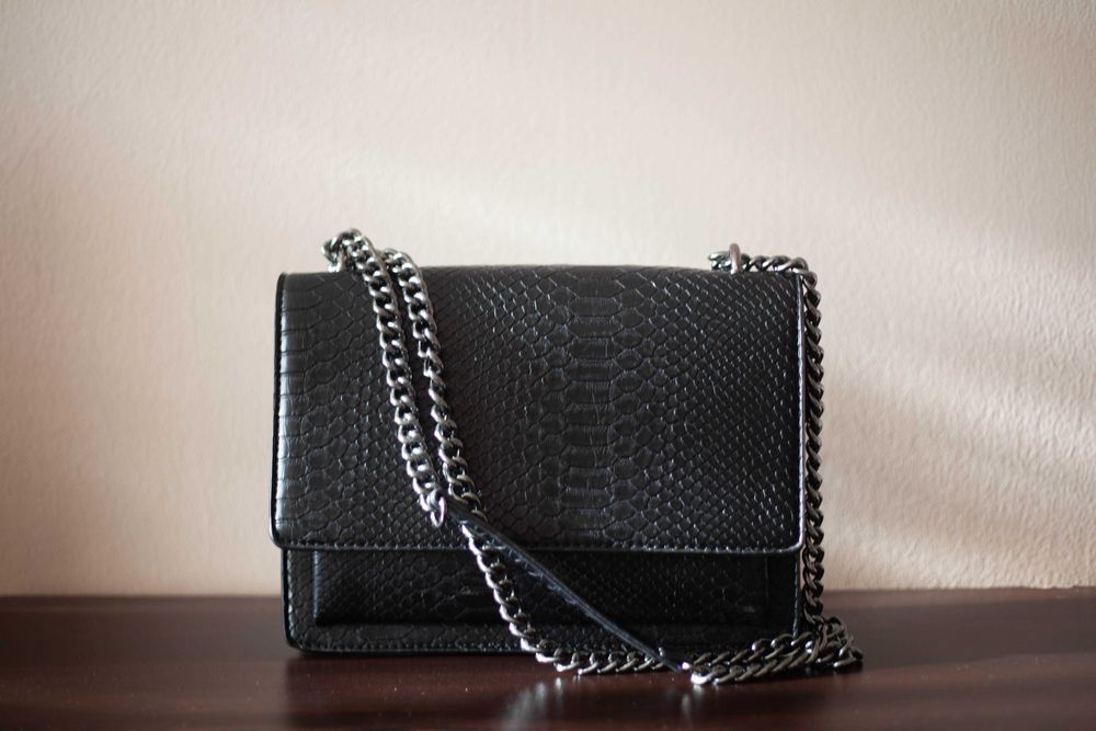 Черна чанта Cross body bag
