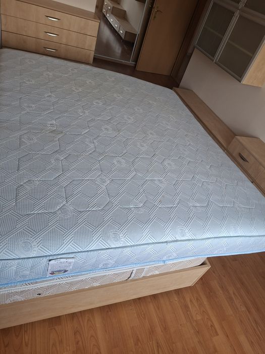 Saltea in stare foarte bună fără defecte fără probleme nu murdara nu pată 1000lei