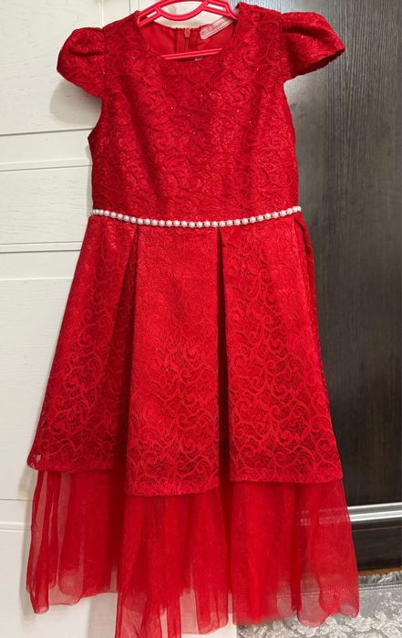 Платья нарядные.