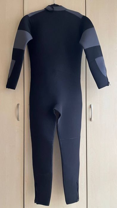 Продава се неопренов костюм Zeto