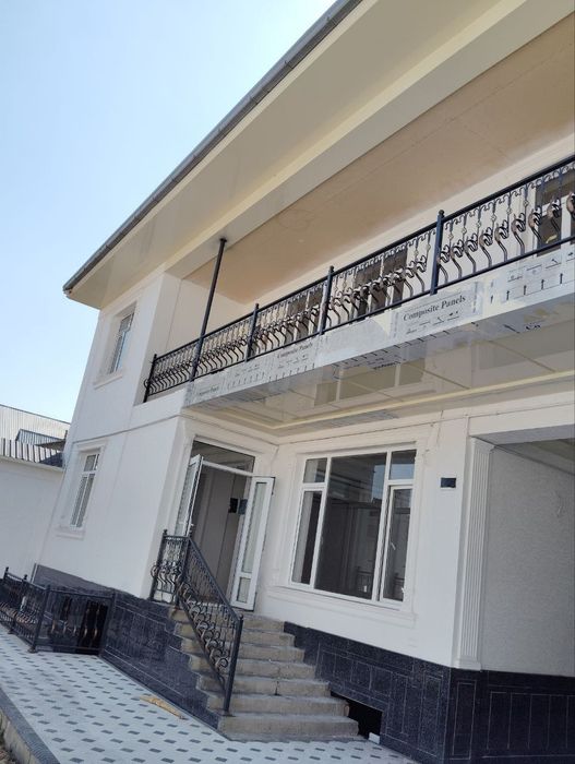 3 каватли 6 сотихли участка сотилади
8 хона 
4 та санузил 
3 уровен 
8