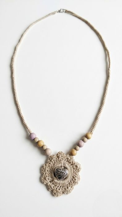 Colier Boho-Chic Handmade - Bumbac, Lemn și Inimă Filigranată (NOU)