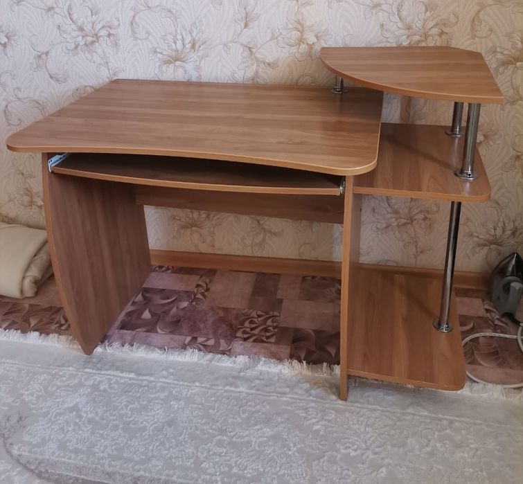 Компьютерный стол сатылады
