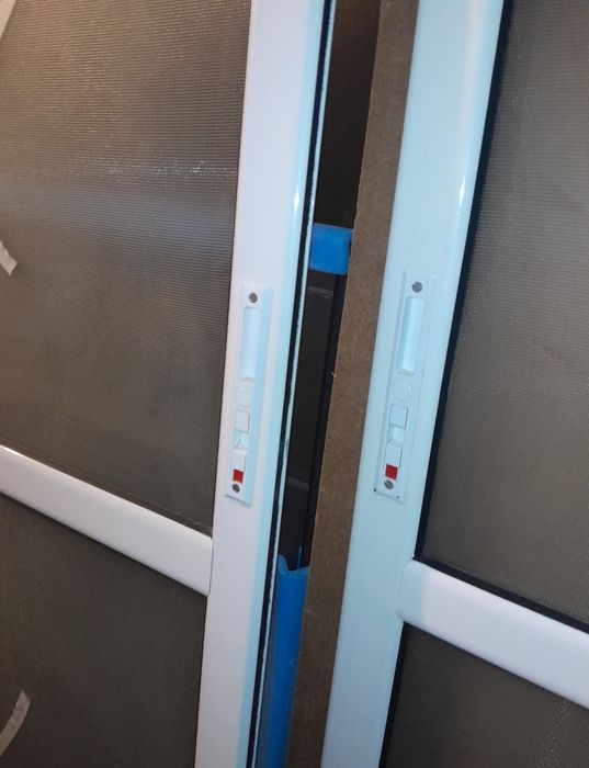 Продавам алуминиеви плъзгащи врати 2бр.