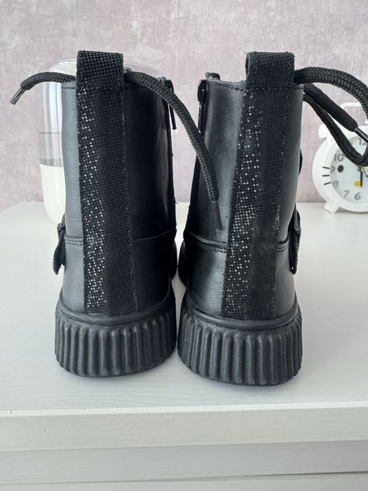 Продам детские ботинки