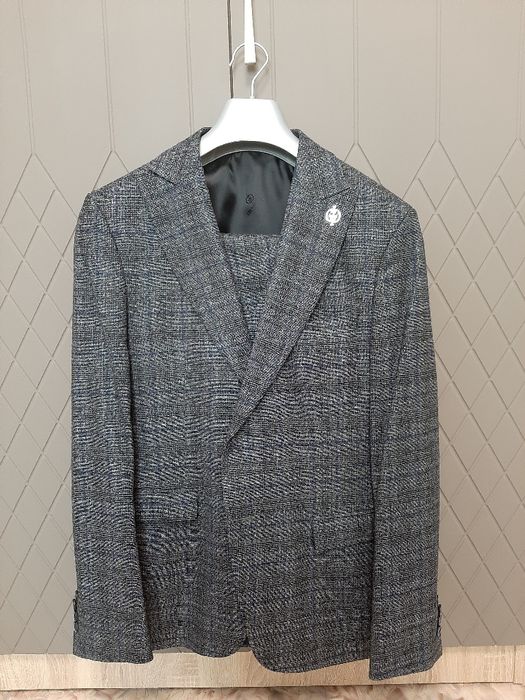 Продам классический костюм