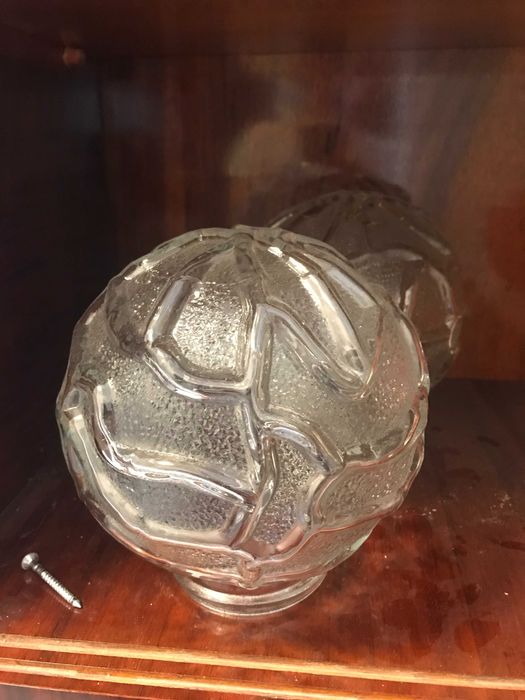 Plafoniera cu 3 spoturi / 2 abajururi glob sticla