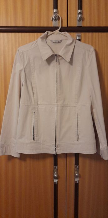 Продавам бежово яке