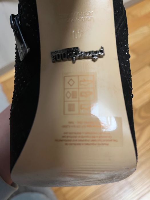 Нови обувки в черен цвят с кристали.