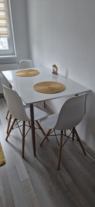 Vand masa cu scaune !