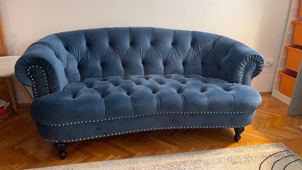 Canapea Chesterfield și bancheta tapițată