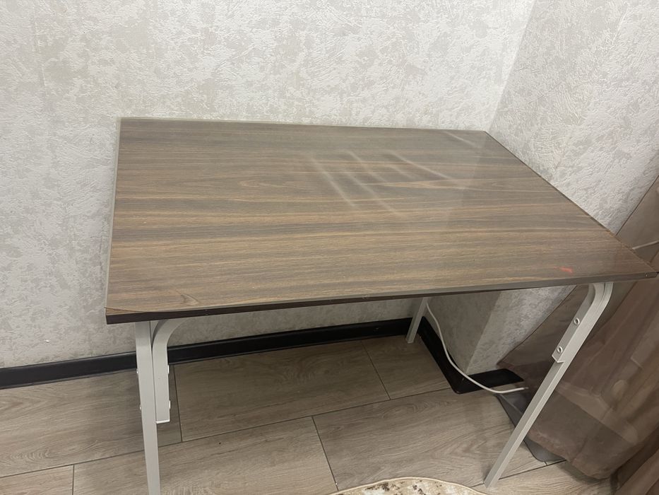 Продам стол 60/90