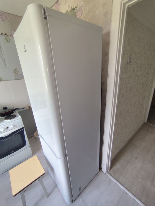Продам холодильник indesit