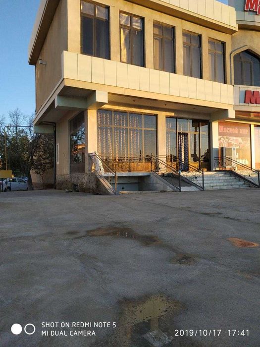 Продается  2 Эт зд Северный 170 кв Подвал 1 Торг помещение 2 квартира