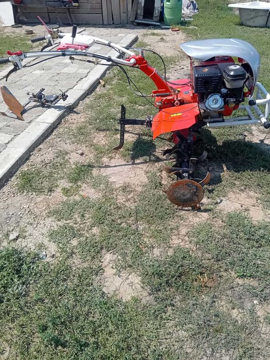 Vând motocultor este de 13 cai