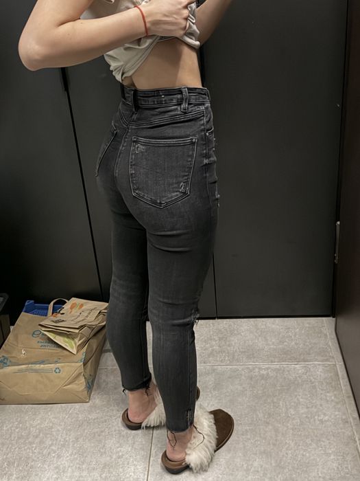 Черни скъсани тесни дънки 36 Stradivarius