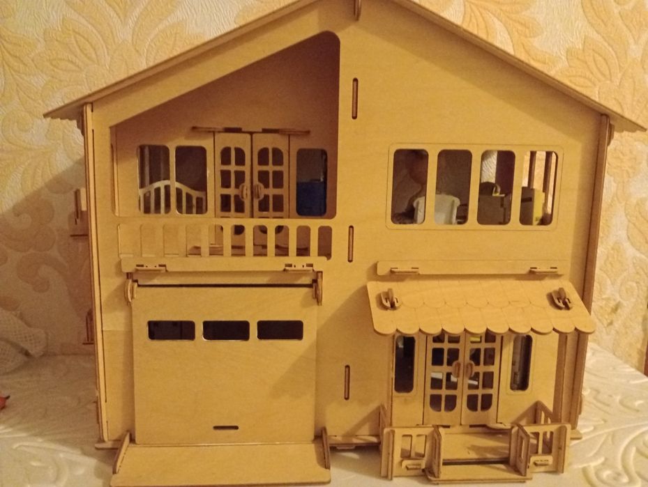 Домик для кукол с гаражом