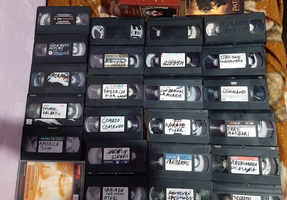 Vând casete video filme vechi traduse în stare bună