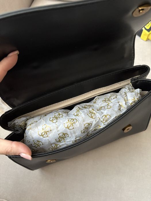 Лимитиран модел чанта Guess