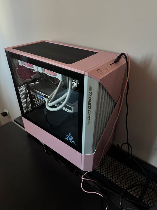 VAND/ SCHIMB PC Gaming White/Pink – RTX 4060, i5 13400F, 32GB DDR5, SSD 1TB (FULL SETUP ARGB)