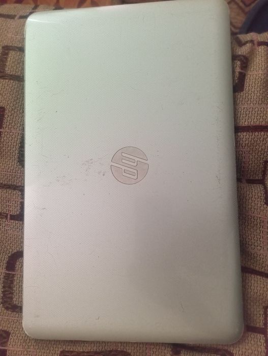 Ноутбук и два телефона