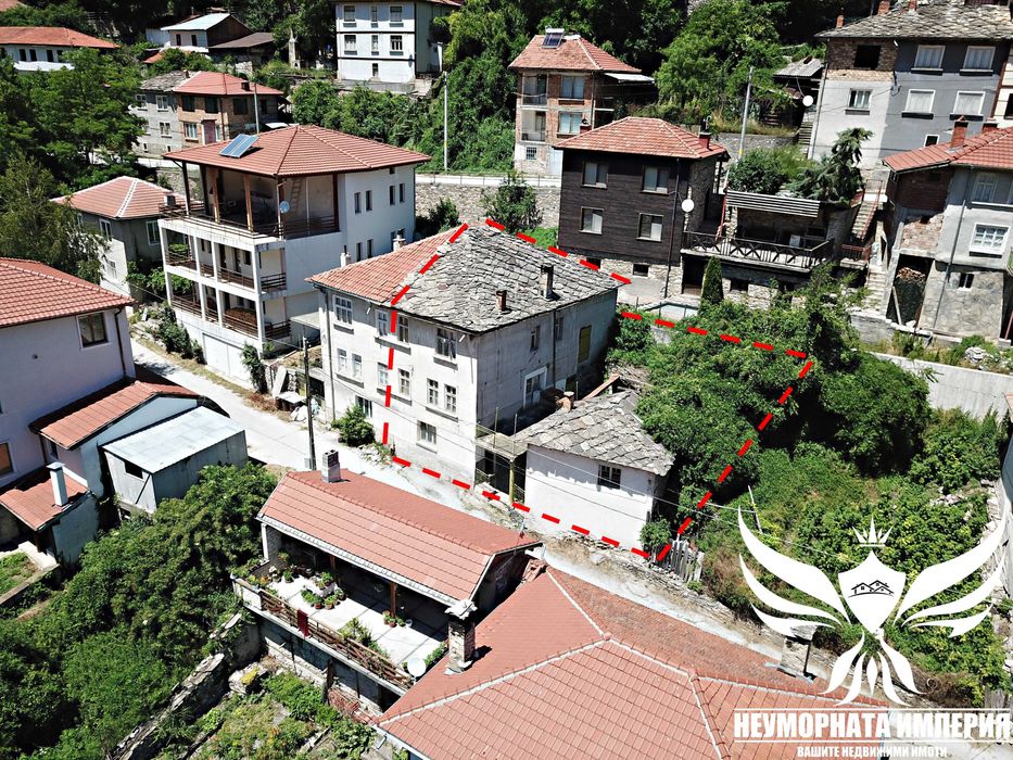 Триетажна къща с постройки 145РЗП с 194кв. в двор село Орехово