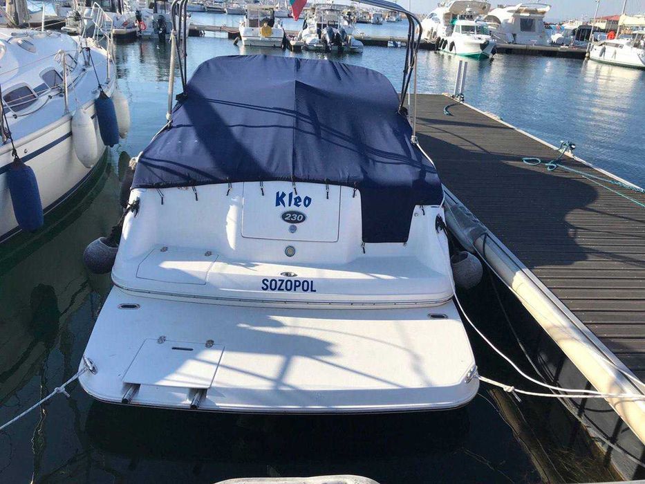 Моторна яхта Rinker 230