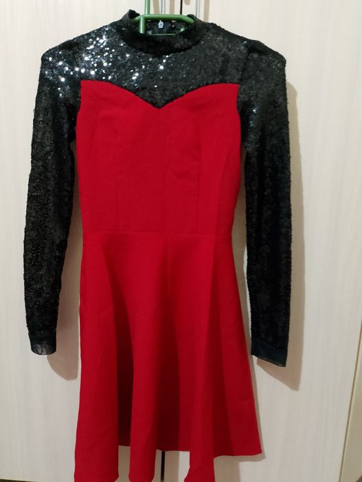 Красное платье с юбкой