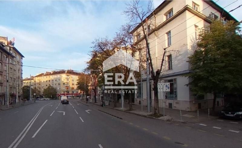 Търговски обект с паркомясто под наем на Петте кьошета